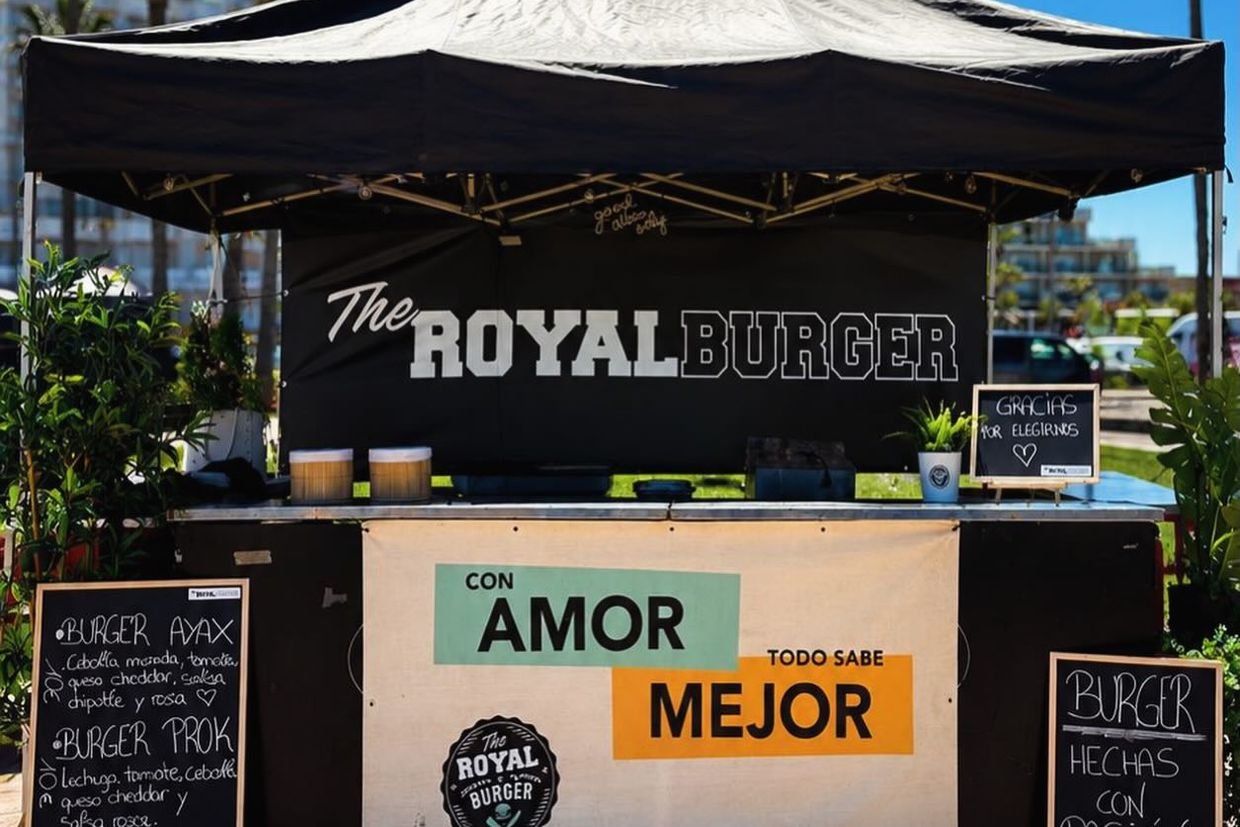 El puesto de The Royal Burger con el lema Con amor todo sabe mejor
